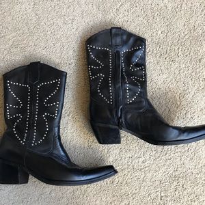 Two Lips Boots size 8
